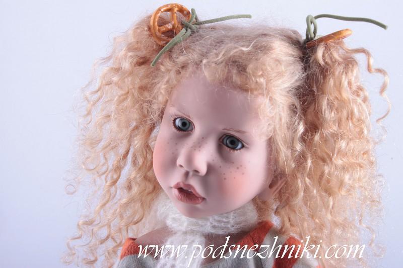 Коллекционная кукла Zwergnase Corinne с кошечкой Коллекционная кукла Zwergnase Corinne с кошечкой